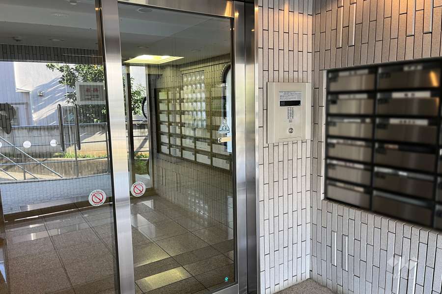 エントランスはオートロック付きです。