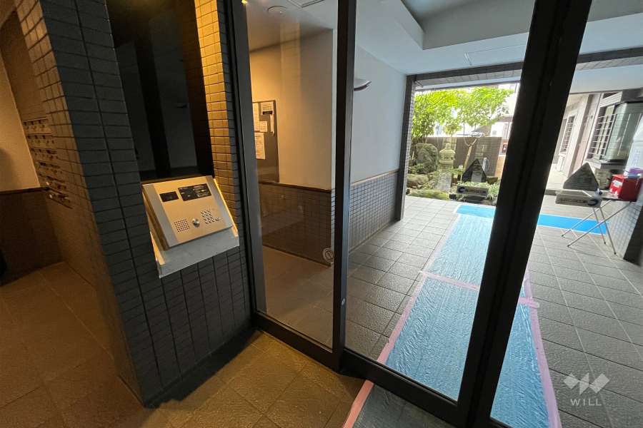 エントランスはオートロック付きです。