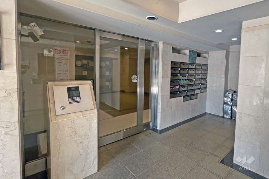 エントランスはオートロック付きです。