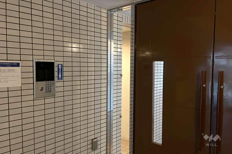 エントランスはオートロック付きです。