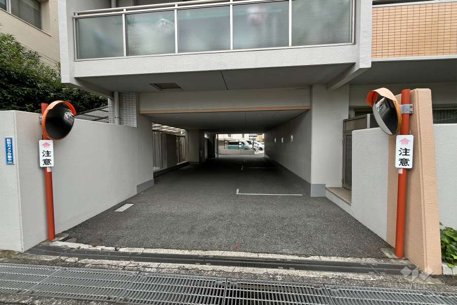 駐車場の出入り口