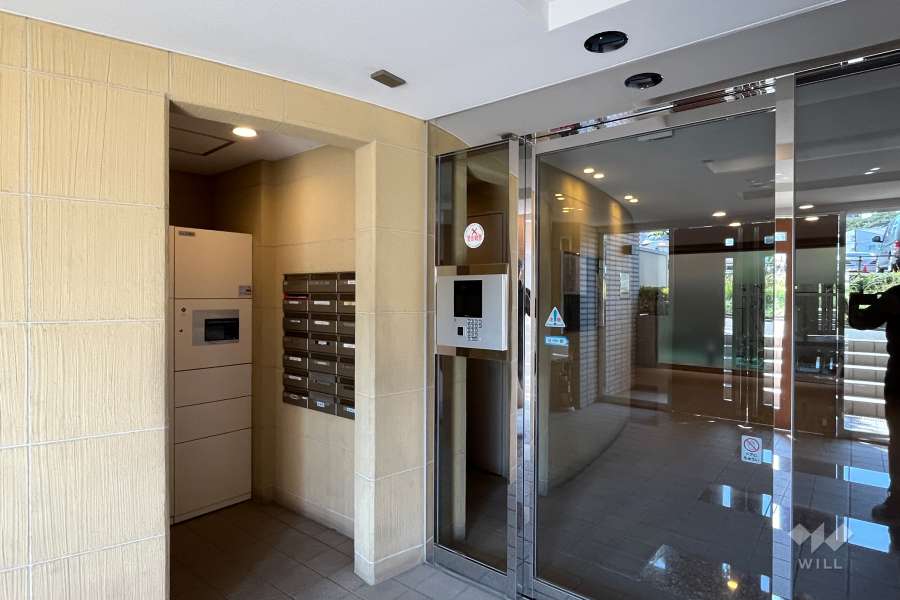 エントランスはオートロック付きです。