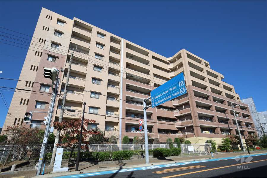 ファミール逆瀬川ザ・ガーデンの外観（東側から）