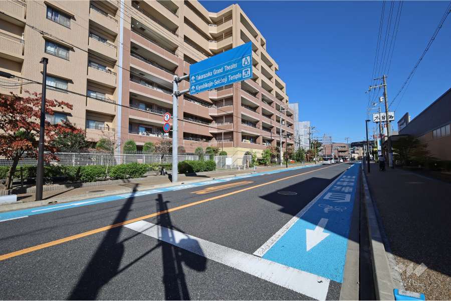 敷地東側の前面道路（県道337号生瀬門戸荘線）
