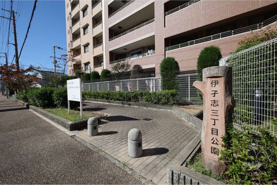 敷地に隣接して公園があります。