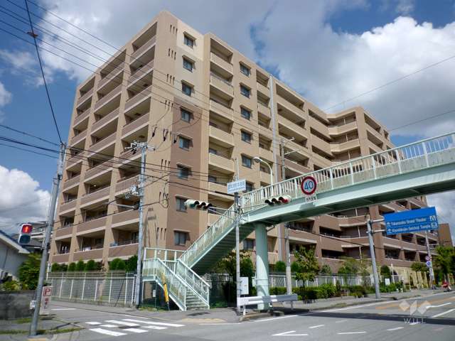 ファミール逆瀬川ザ・ガーデンの外観（南東側から）