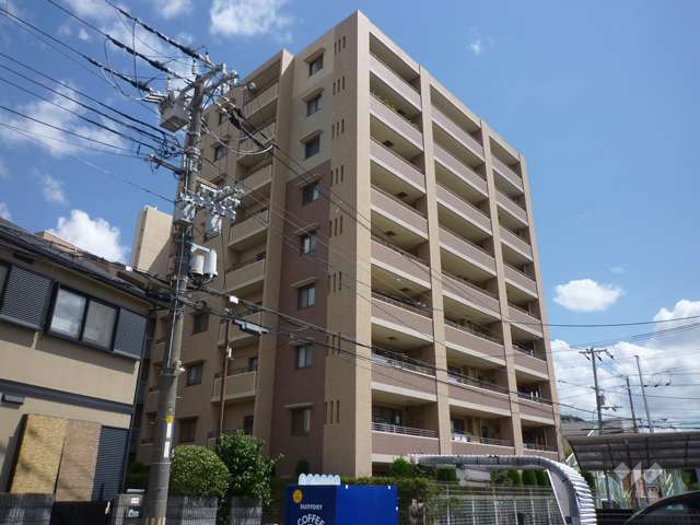 ファミール逆瀬川ザ・ガーデンの外観（南西側から）