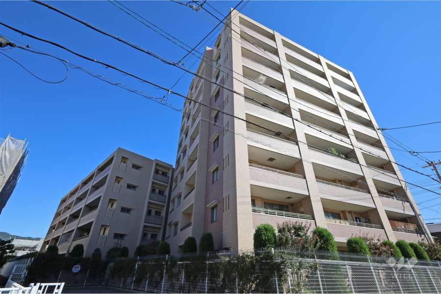 ファミール逆瀬川ザ・ガーデンの外観（南西側から）