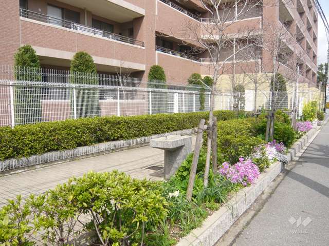 マンションの東側にある公園