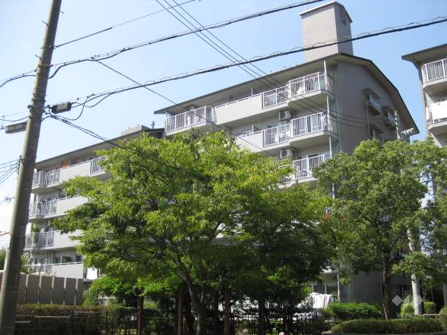 芦屋緑2住宅 12号棟の外観（南東側から）