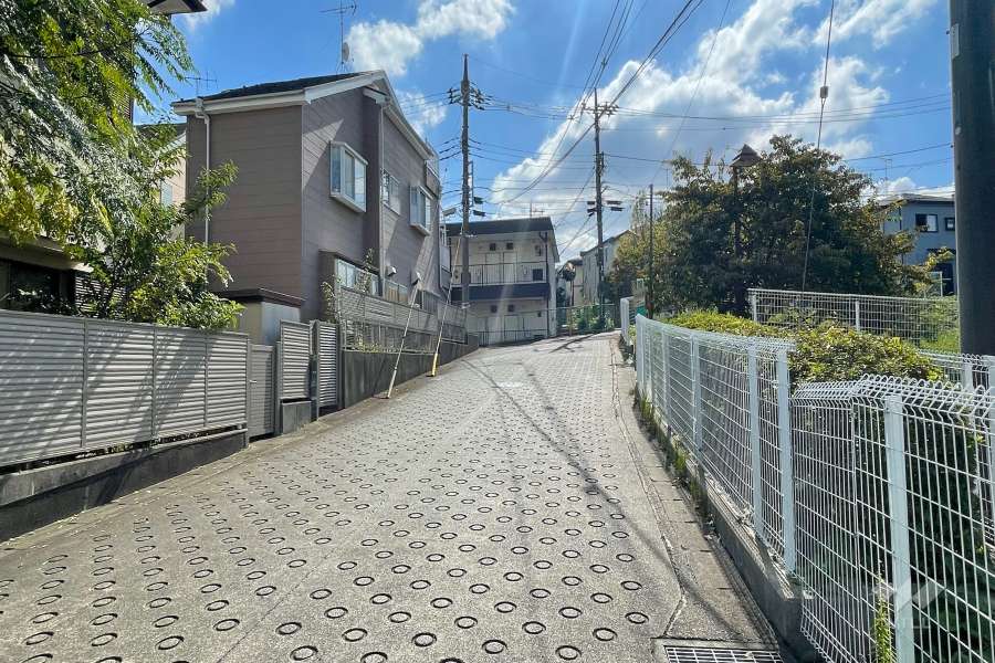 敷地東側の前面道路　　　　