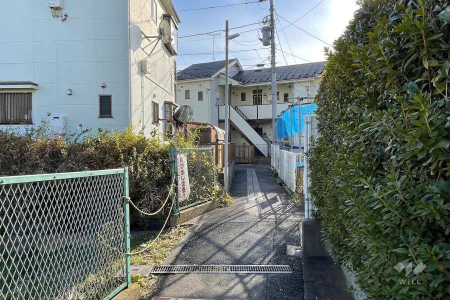 敷地東側の前面道路（北側から）