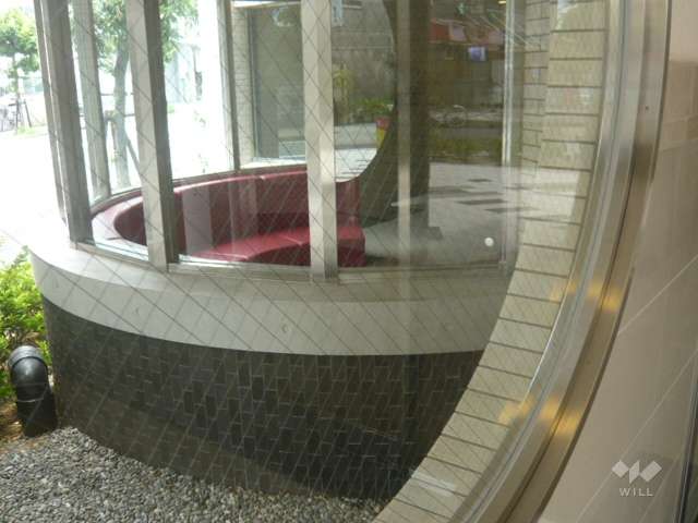 エントランスホールには半円形のソファがあります。