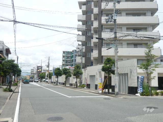 マンション西側の前面道路