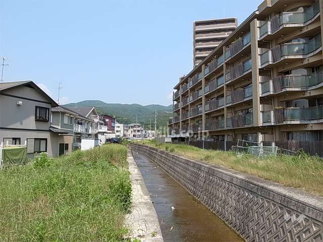 敷地の西側は川に面しています。