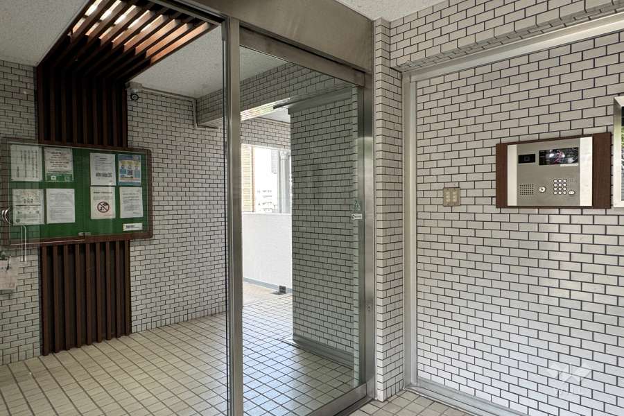 エントランスはオートロック付きです。