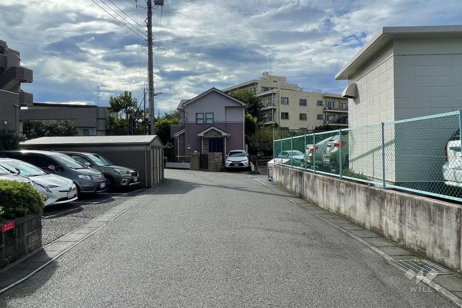敷地南側の前面道路（東側から）