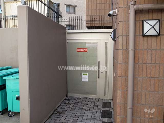 駐輪場入口（扉付き）