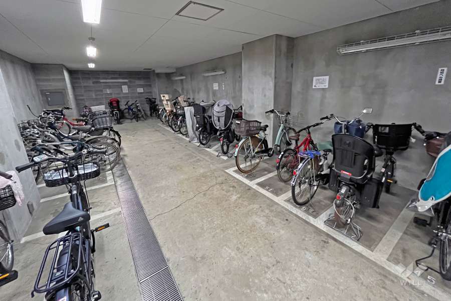 屋内に設けられた駐輪場