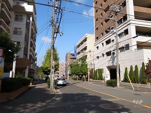 敷地西側の前面道路