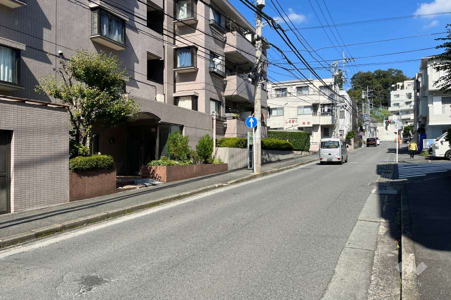 敷地東側の前面道路（南側から）