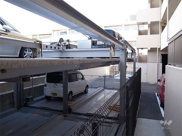 駐車場は屋内と屋外があります。