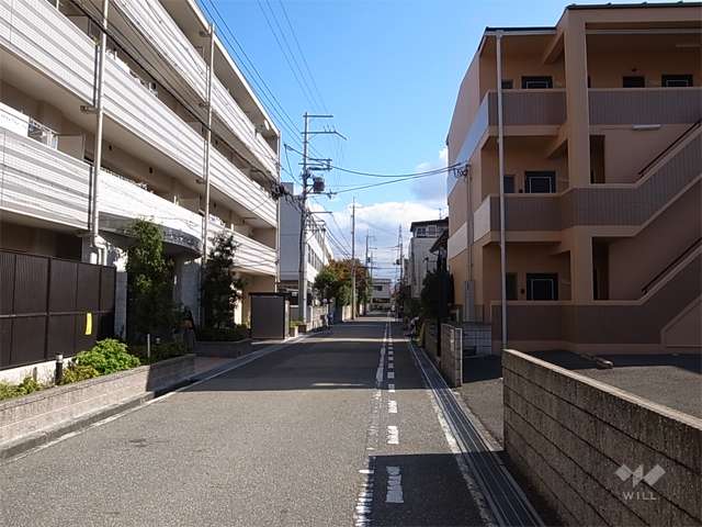 周辺は区画の整った住宅地。敷地の北東、北側は裁判所、検察庁に面しています。