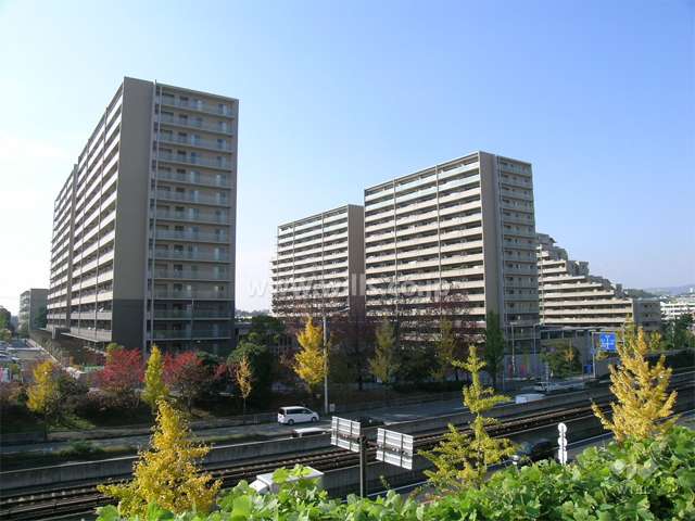 ジオ千里桃山台の全景（南東側から）