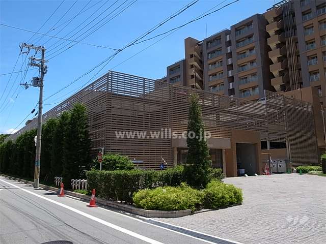 敷地北部分にある駐車場棟