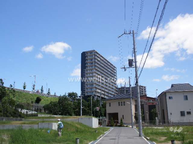 敷地の南側は一戸建てや低層のマンションが並ぶ住宅地です。