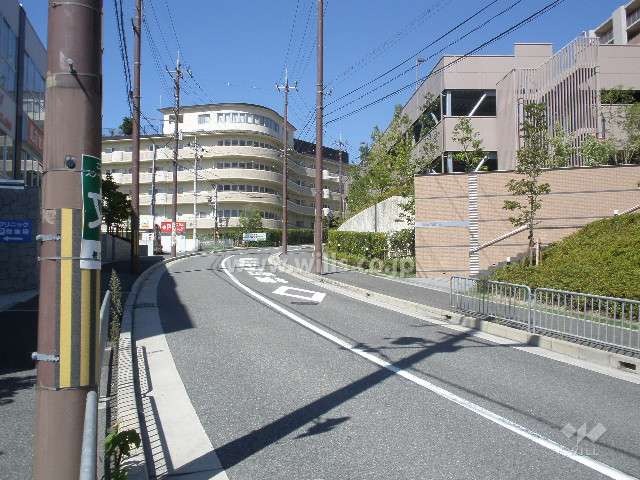 マンションの西側前面道路