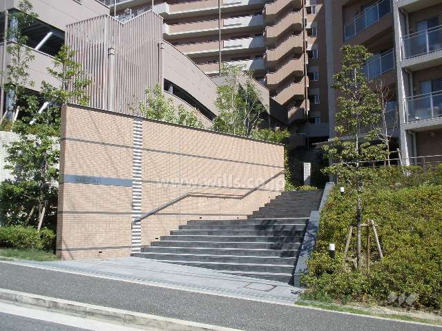 エントランス(西側)へと続く階段