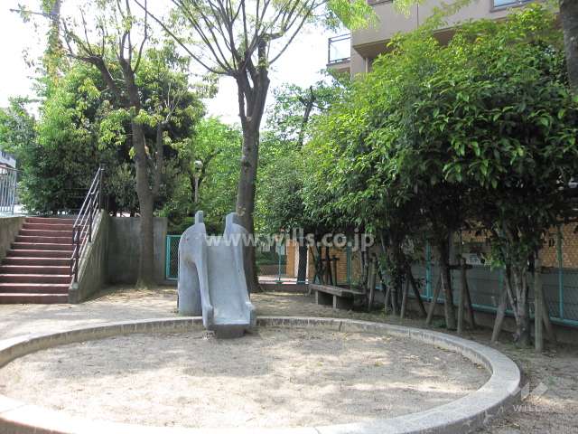 敷地に隣接して、小さな公園があります。