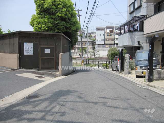 周辺はややアップダウンのある地勢で、一戸建てとマンションが混在する住宅地です。