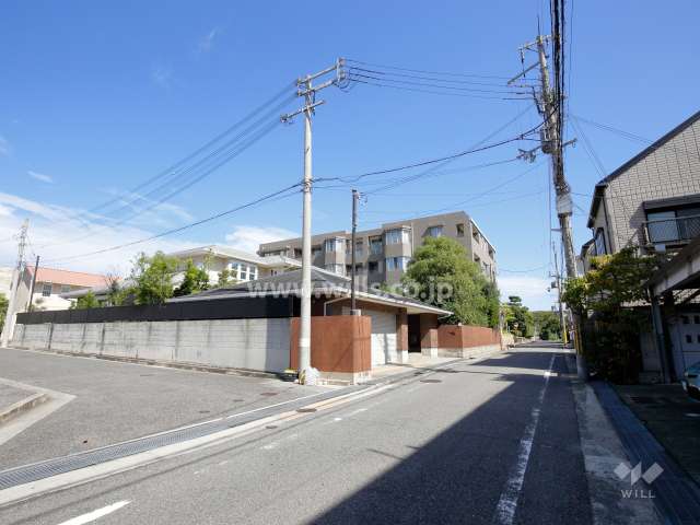 周辺は一戸建て、マンションが混在する閑静な住宅地です。