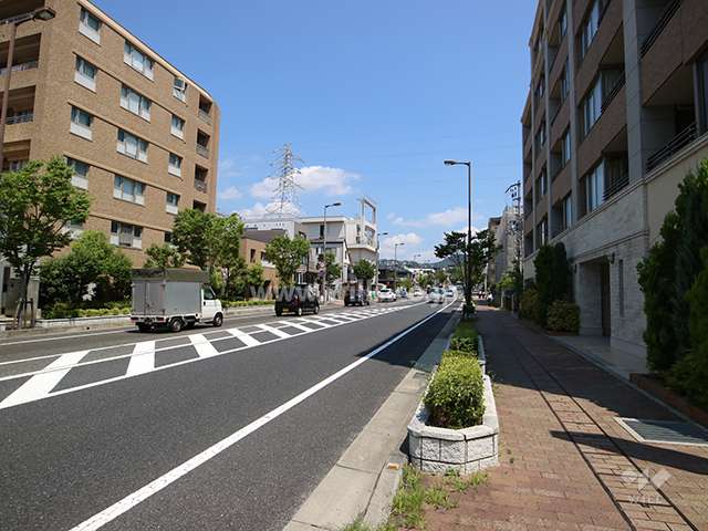 マンションの西側前面道路(南側から)