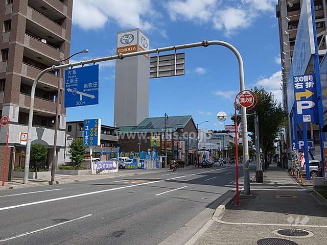 敷地の南側の４車線の通り（内環状線）に面しています。