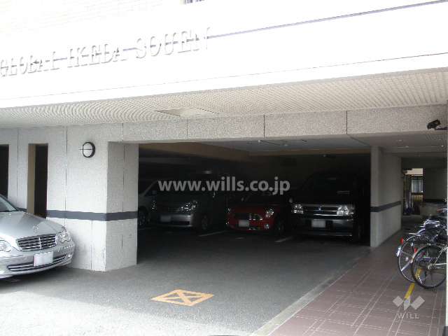 マンションの1階部分も駐車場になっています