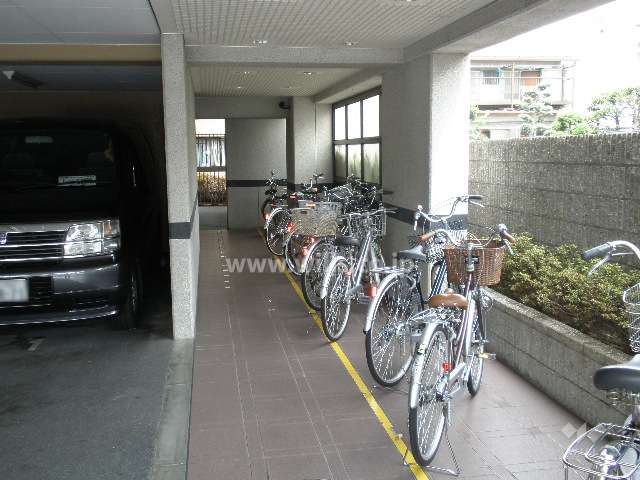 駐輪場（奥に駐輪場とエントランスがあります）