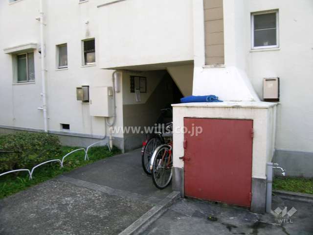 共用ポストのある階段入口