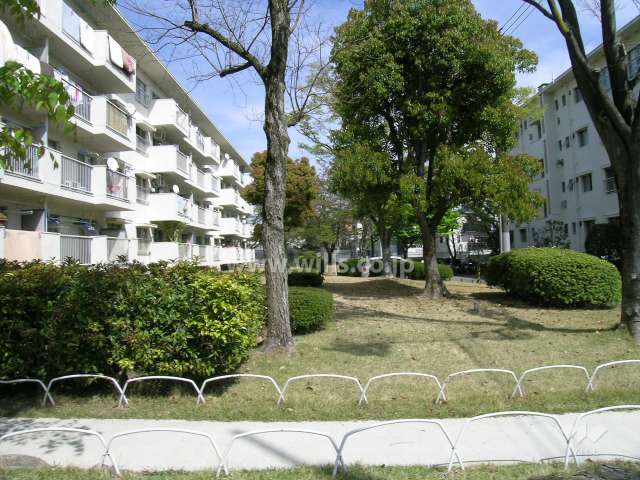 手入れの行き届いた芝生の庭