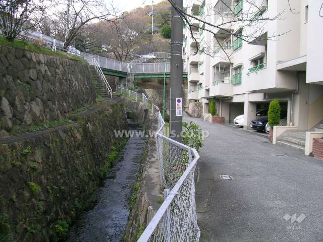 敷地の南側には亥谷川が流れています。