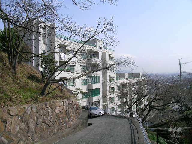 高台の住宅地にあります。