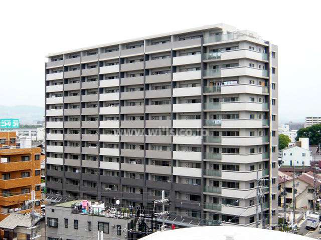 周辺は住宅の他、店舗や事務所も立ち並ぶ駅前の商業地です。