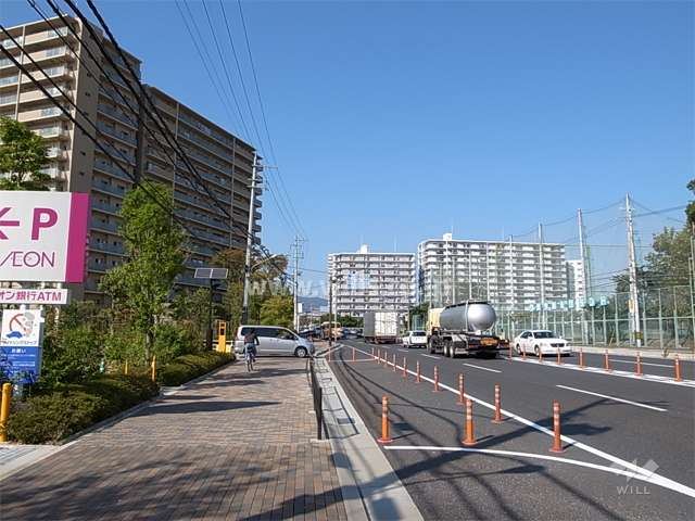 敷地の東側は、県道に面しています。