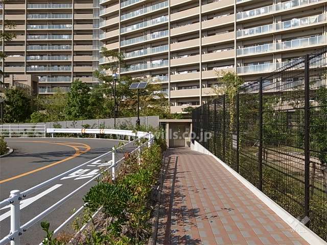 敷地南側にあるイオンモール伊丹に直接アクセスできるサブエントランス