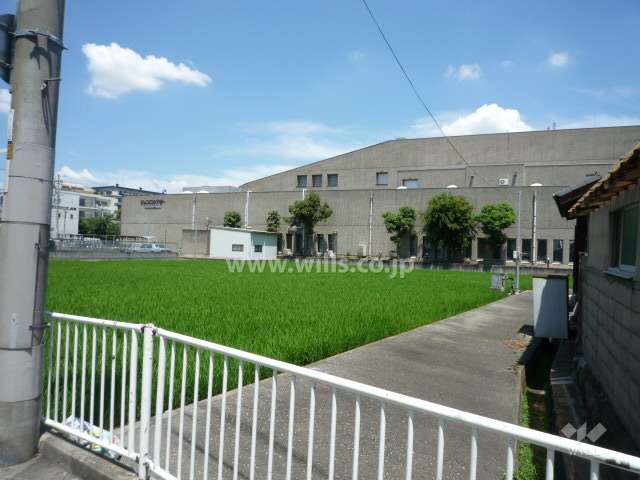 マンションの東側にはピッコロシアターがあります。