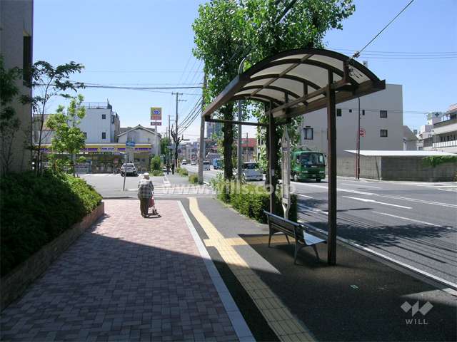 バス停がエントランス前にあります。