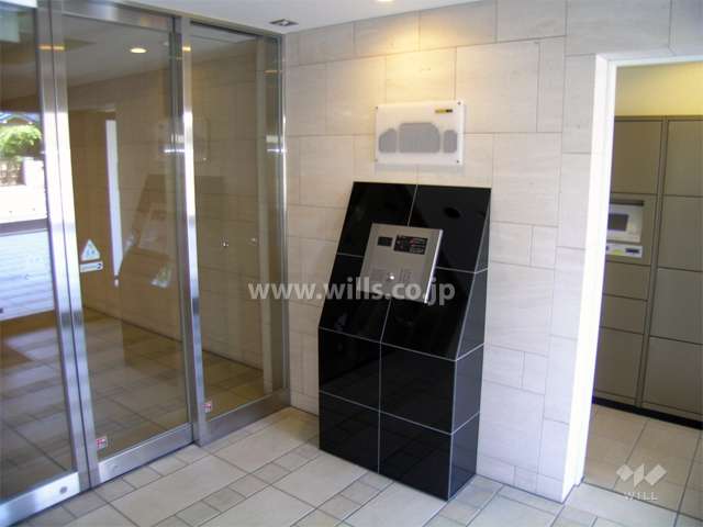 エントランスはオートロック付き、宅配ボックスもあります。