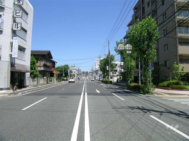 敷地の西側は4車線の道路（五合橋線）に面しています。